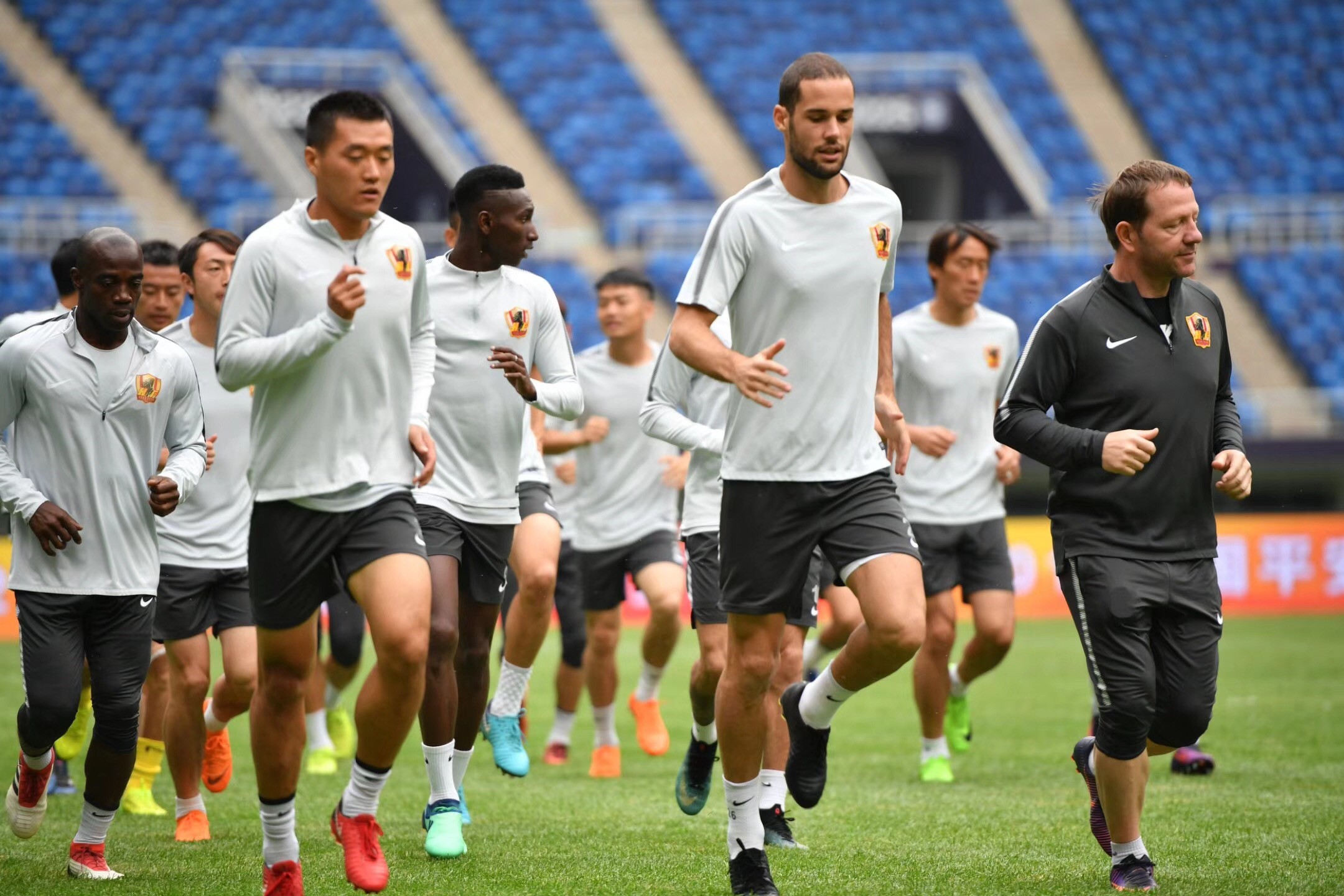 NG28圈-冲刺阶段上海久事远射贴柱：欧联节点到来，压力陡增，赛程密集仍需轮换